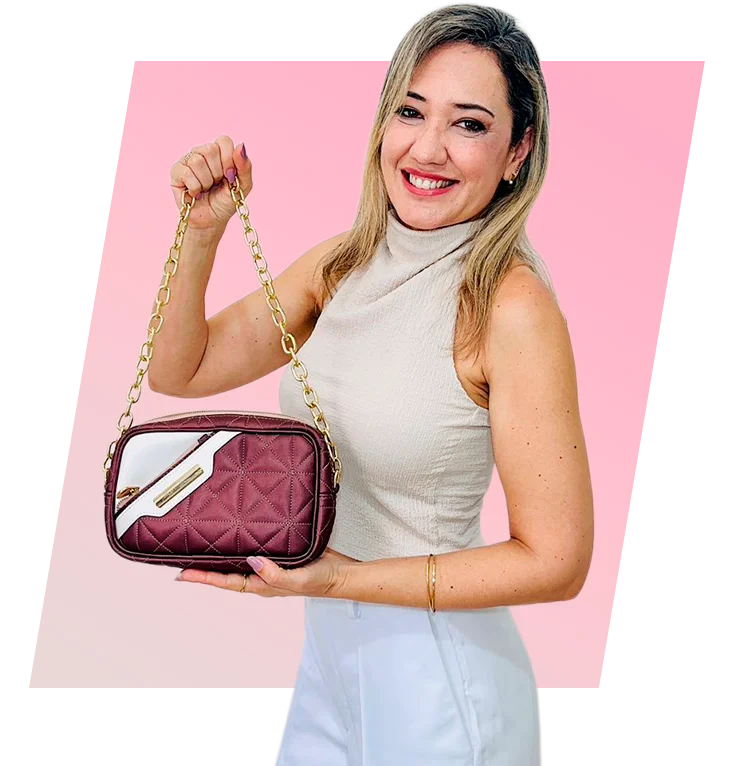 Ge Correia segurando uma bolsa matelassê feita por ela